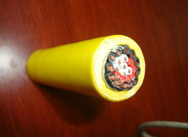 橡套電纜的使用可以應用于各種設備上性能良好和穩(wěn)定.jpg